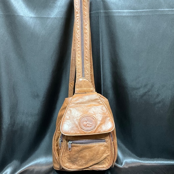 Golden Duck leather backpack/shoulder bag.   5-H7Ca - Picture 3 of 10